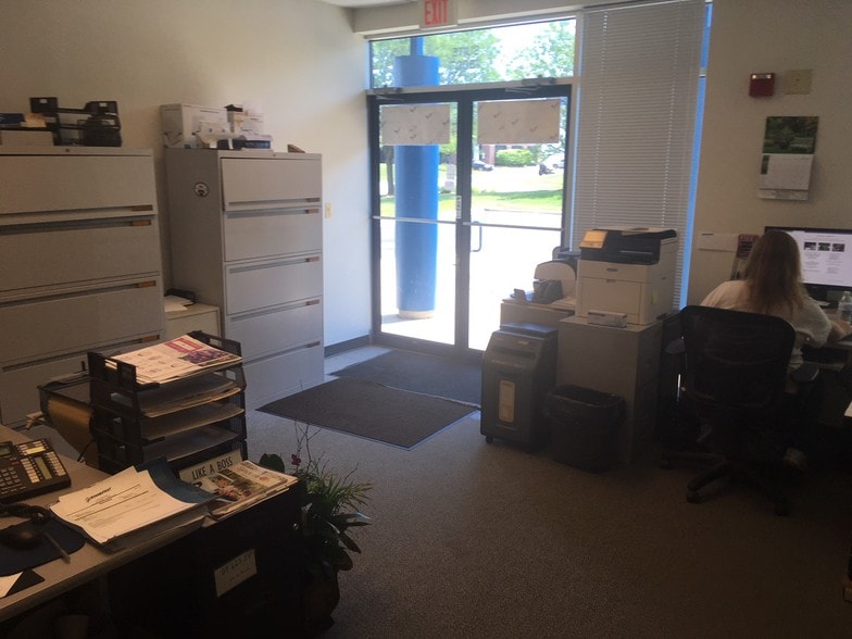 More Photos Of 1 Timber Ct, Bolingbrook Warehouse For Lease