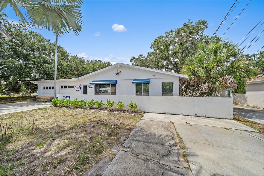 Primary Photo Of 4242 McIntosh Ln, Sarasota Storefront Retail Office For Sale