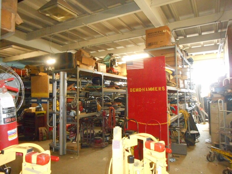 More Photos Of 10 Nassau Terminal Rd, New Hyde Park Warehouse For Sale