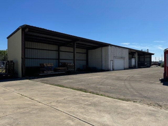 More Photos Of 111 S Lake St, Montgomery Service For Sale