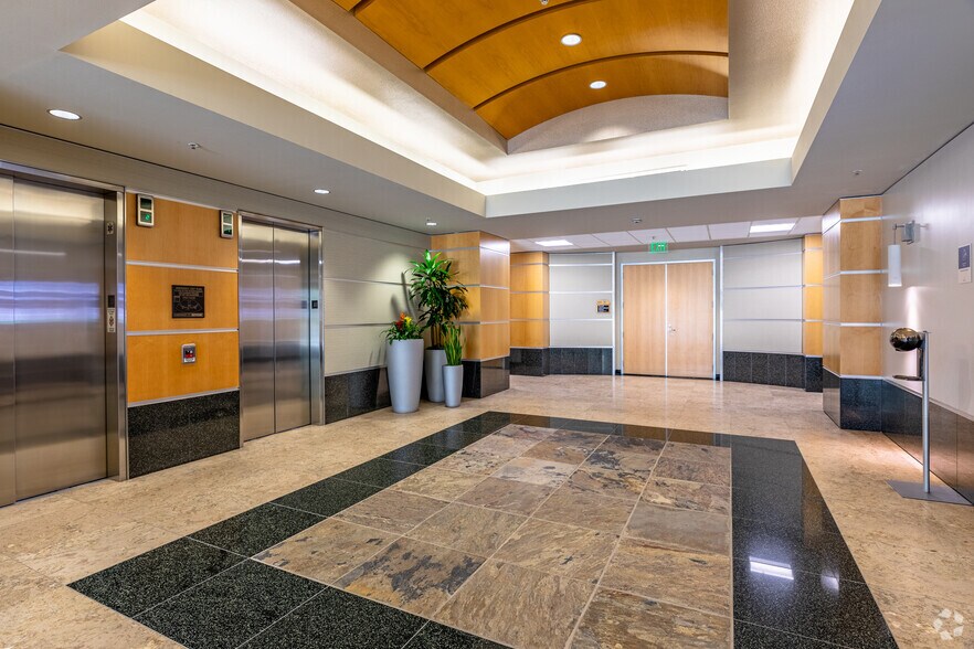 More Photos Of 9655 Granite Ridge Dr, San Diego Unknown For Lease