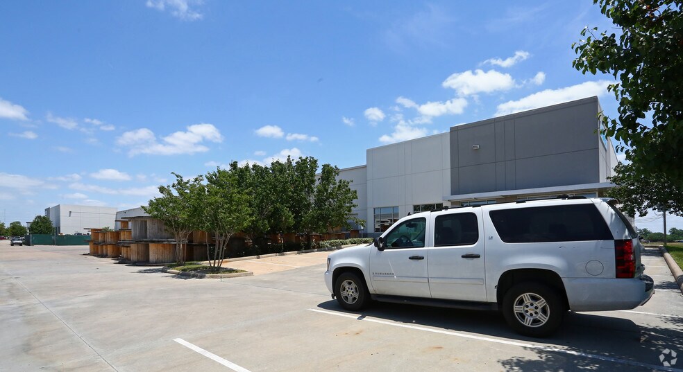 More Photos Of 9900 Sam Houston Center Dr, Houston Warehouse For Lease