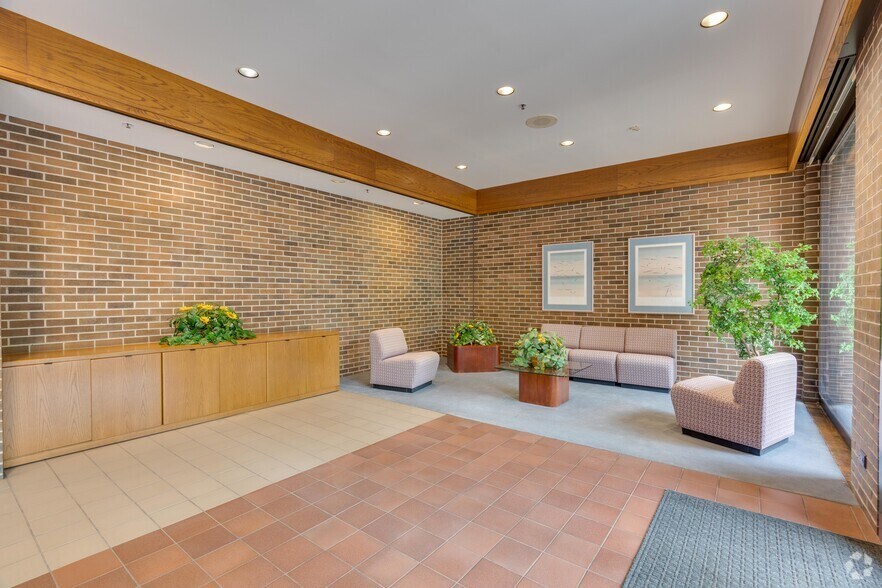 More Photos Of 2000 S Batavia Ave, Geneva Office For Lease