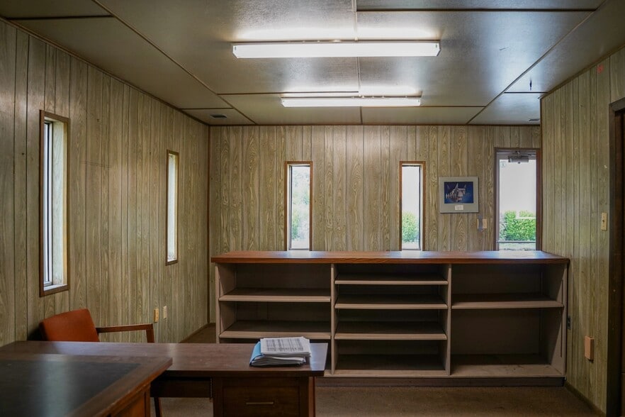 More Photos Of 2605 Alma Ave, Fort Wayne Showroom For Sale