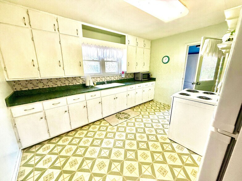 More Photos Of 9278 N Highway 77, Lexington Flex For Sale