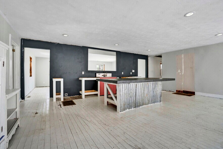 More Photos Of 12117 Highway 221, Woodruff Office For Sale