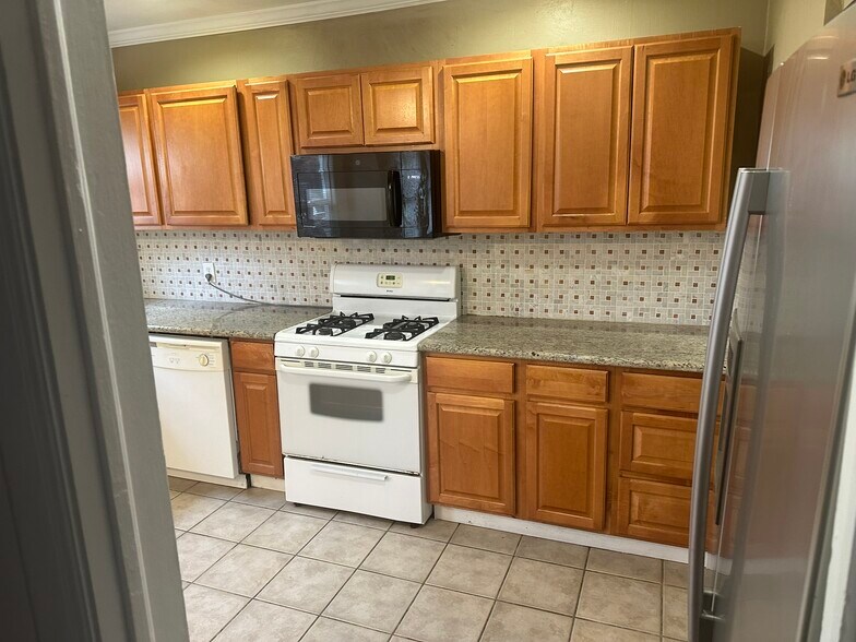 More Photos Of 150 W Stadium Dr, Stockton Apartments For Sale