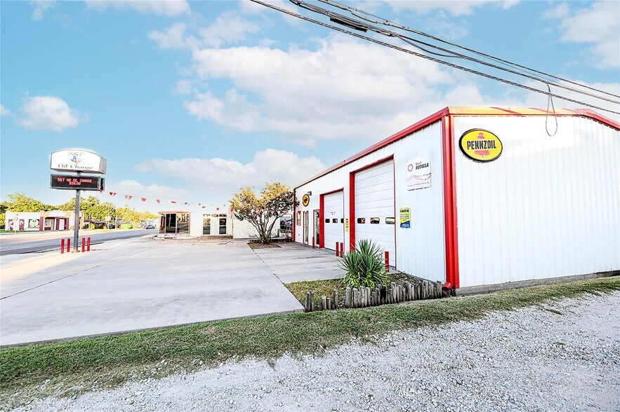 More Photos Of 108 E Wise St, Bowie Specialty For Sale