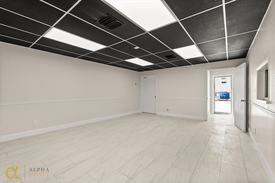 More Photos Of 260 Power Ct, Sanford Warehouse For Lease