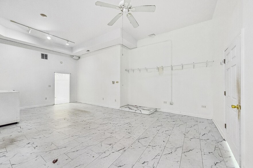 More Photos Of 2650 N Halsted St, Chicago Storefront Retail Residential For Lease