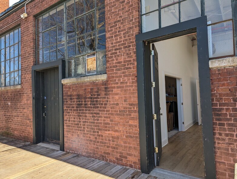 More Photos Of 583 Pacific St, Stamford Freestanding For Lease