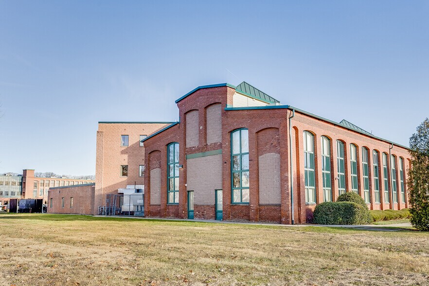 More Photos Of 3550 Main St, Springfield Medical For Lease