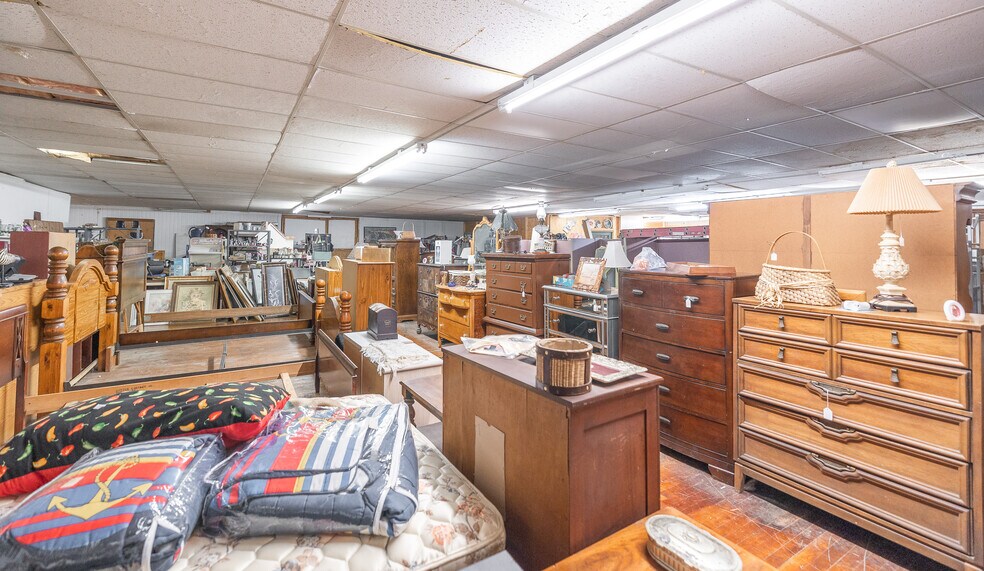 More Photos Of 600 W Commercial St, Lebanon Department Store For Sale