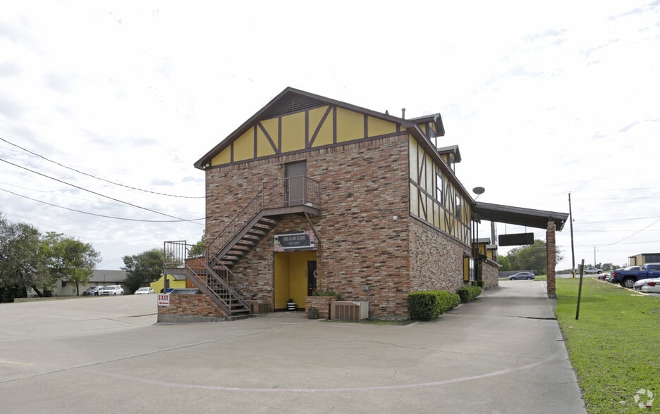 More Photos Of 229 E Belt Line Rd, DeSoto Freestanding For Lease