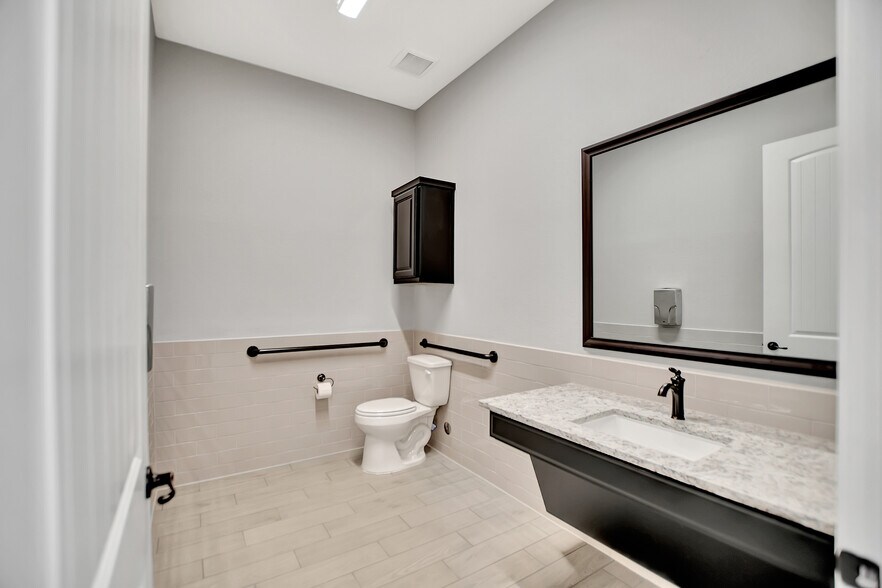 More Photos Of 31360 Nichols Sawmill Rd, Magnolia Medical For Lease