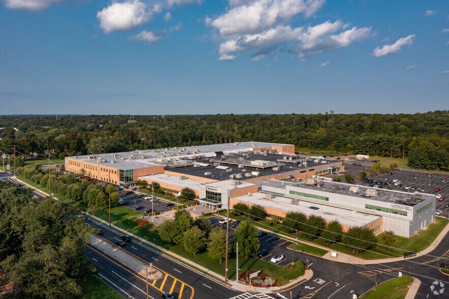 More Photos Of 500 Commack Rd, Commack Research And Development For Lease