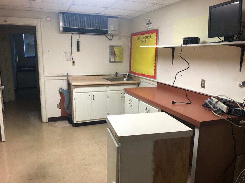 More Photos Of 3507 W Bay St, Savannah Bank For Lease