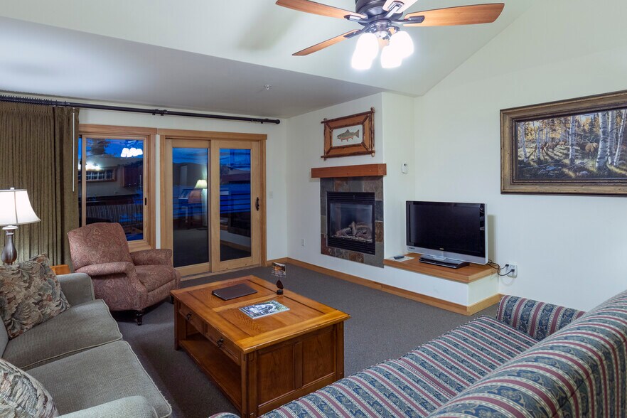 More Photos Of 41-45 Lakeshore Dr, Sagle Hotel For Sale