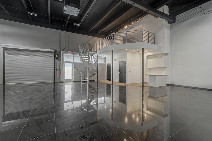 More Photos Of 6030 NW 102nd Ave, Doral Showroom For Sale