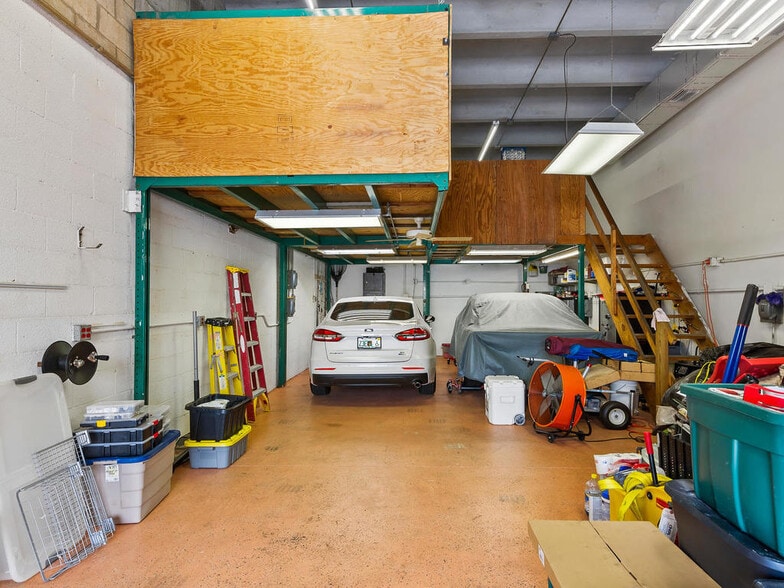 More Photos Of 1360-1396 SE Huffman Rd, Port Saint Lucie Warehouse For Lease