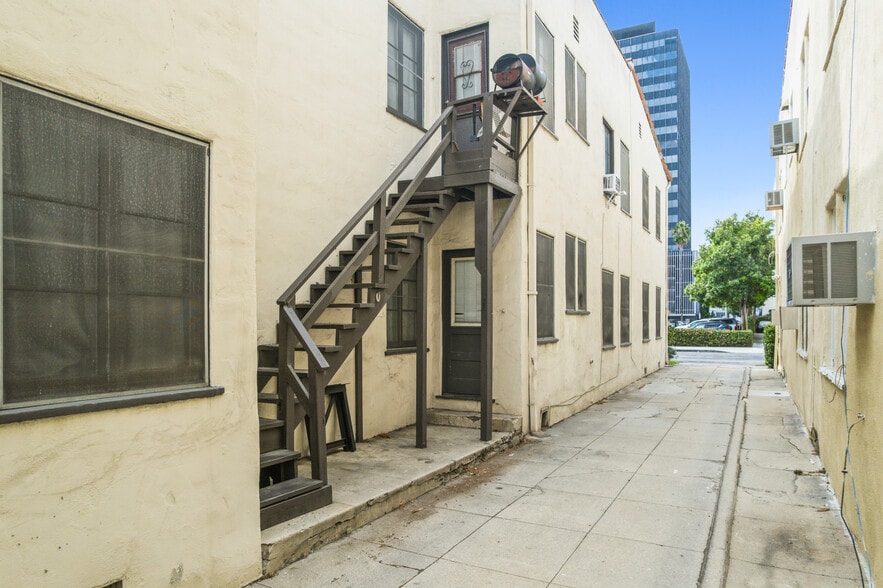 More Photos Of 664 S Cloverdale Ave, Los Angeles Apartments For Sale