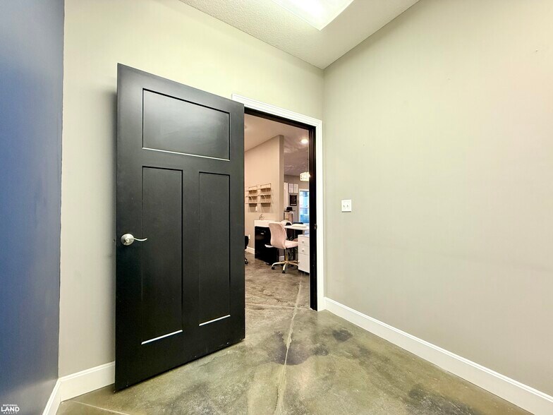 More Photos Of 1915 S Santa Fe Ave, Chanute Office For Sale