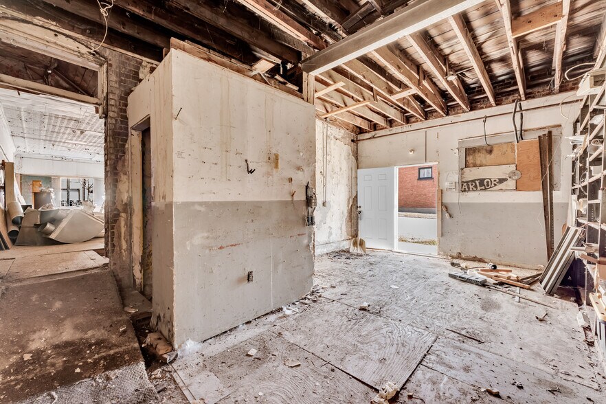 More Photos Of 500 W Commercial St, Springfield Storefront Retail Office For Sale