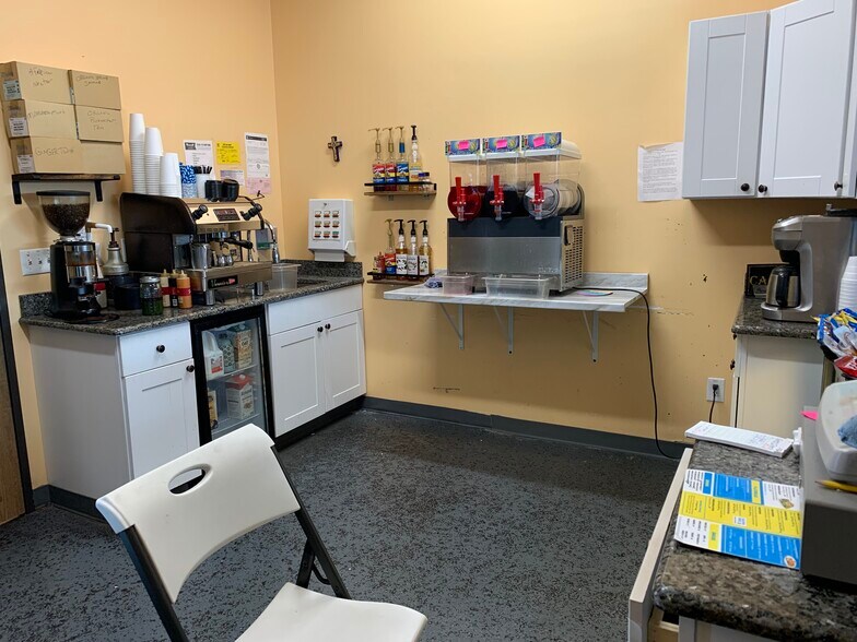 More Photos Of 90 W Maple Rd, Troy Restaurant For Lease