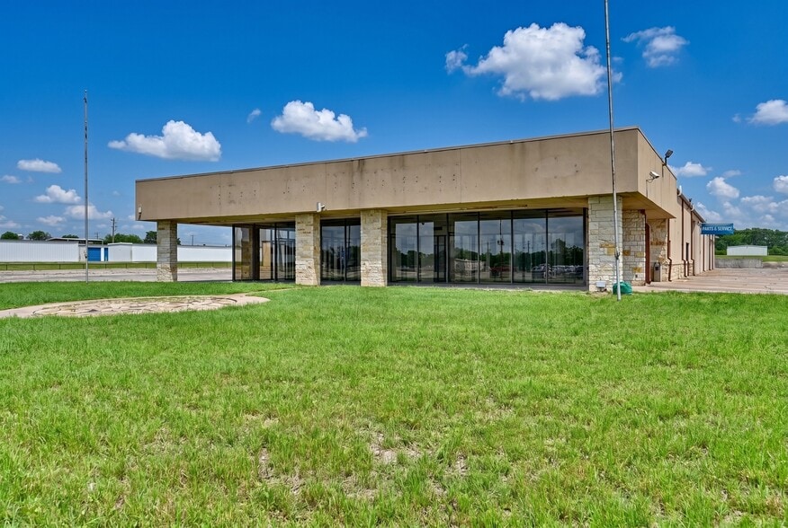 More Photos Of 9965 Highway 6, Navasota Auto Dealership For Sale