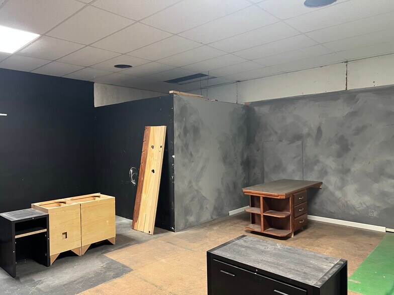 More Photos Of 300 E Broadway Blvd, Johnston City Specialty For Sale