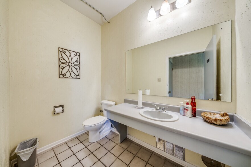 More Photos Of 7870 Broadway, San Antonio Medical For Sale