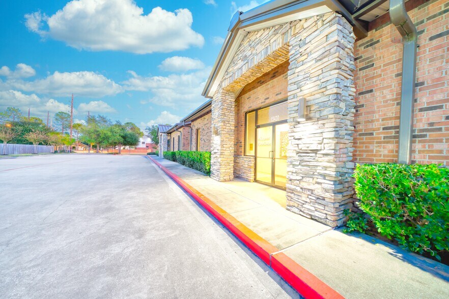 More Photos Of 15430 Ridge Park Dr, Houston Office For Sale