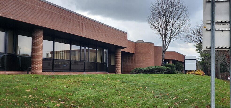 More Photos Of 1 Michael Ave, Farmingdale Office For Lease