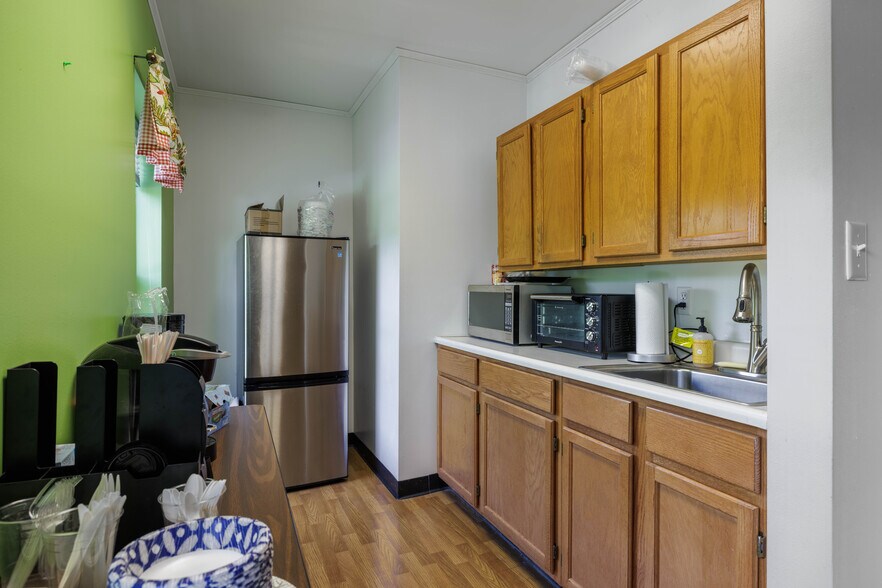 More Photos Of 74 Broadway, Kingston Office For Sale