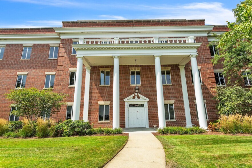 More Photos Of 911 N Elm St, Hinsdale Medical For Lease