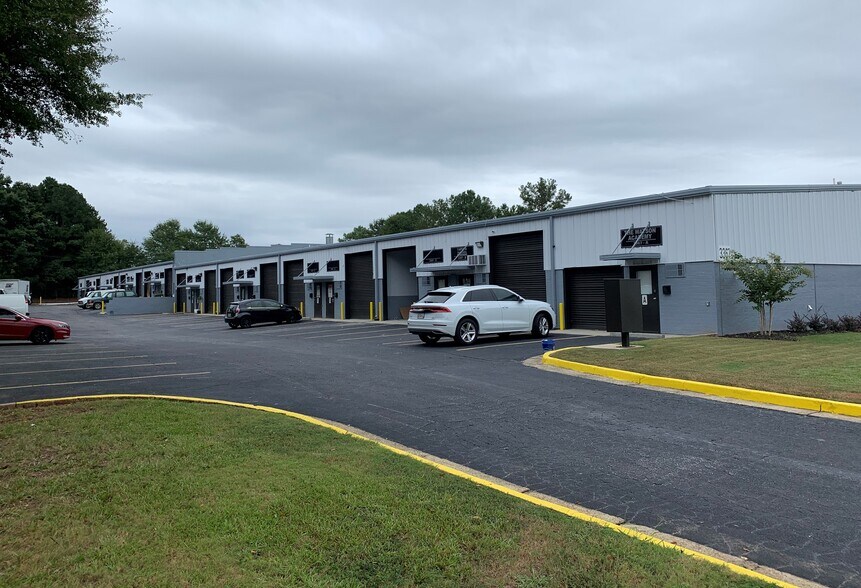 More Photos Of 3365-3367 W Hospital Ave, Chamblee Light Distribution For Lease