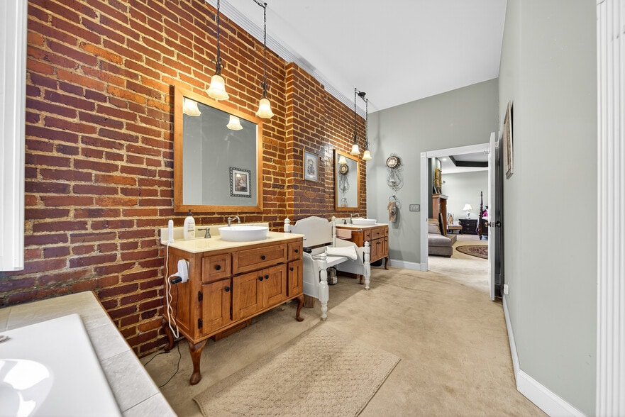 More Photos Of 109 7th Ave E, Springfield Flex For Sale