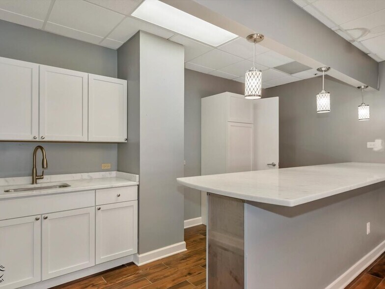 More Photos Of 1990 E Algonquin Rd, Schaumburg Office For Lease