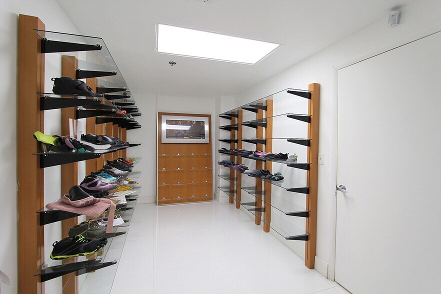 More Photos Of 2520 NW 97th Ave, Doral Showroom For Lease