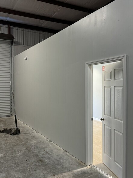 More Photos Of 1059 Duck Box, Umatilla Light Manufacturing For Lease