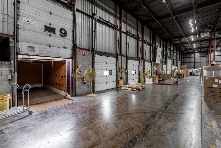 More Photos Of 1415 32e Avenue, Montréal Distribution For Lease