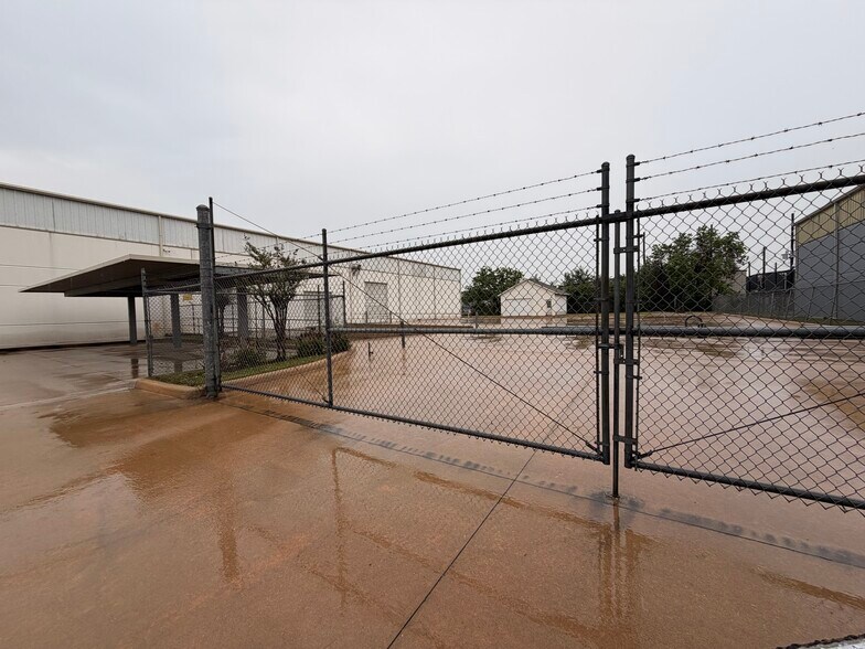 More Photos Of 10839 Train Ct, Houston Distribution For Lease