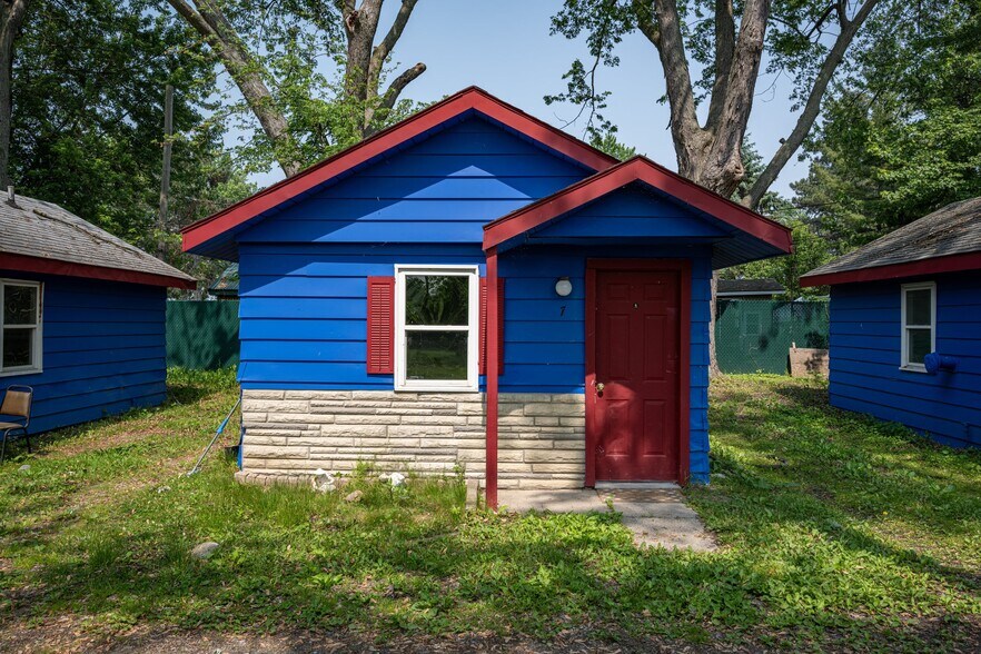 More Photos Of 8230 Highland Rd, White Lake Hotel For Sale