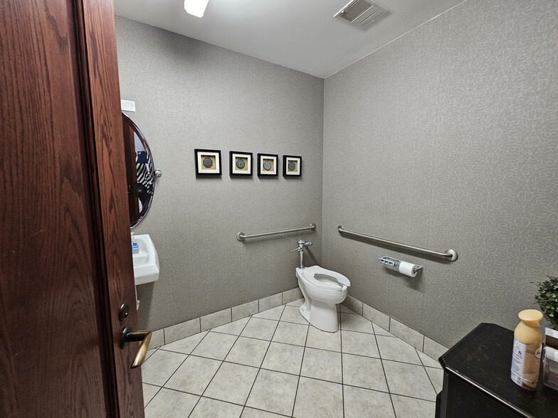 More Photos Of 708 Center Ave, Bay City Office For Sale