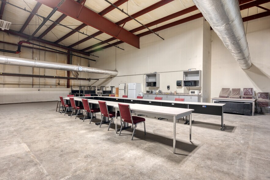 More Photos Of 6040 Progress St, Niagara Falls Warehouse For Lease
