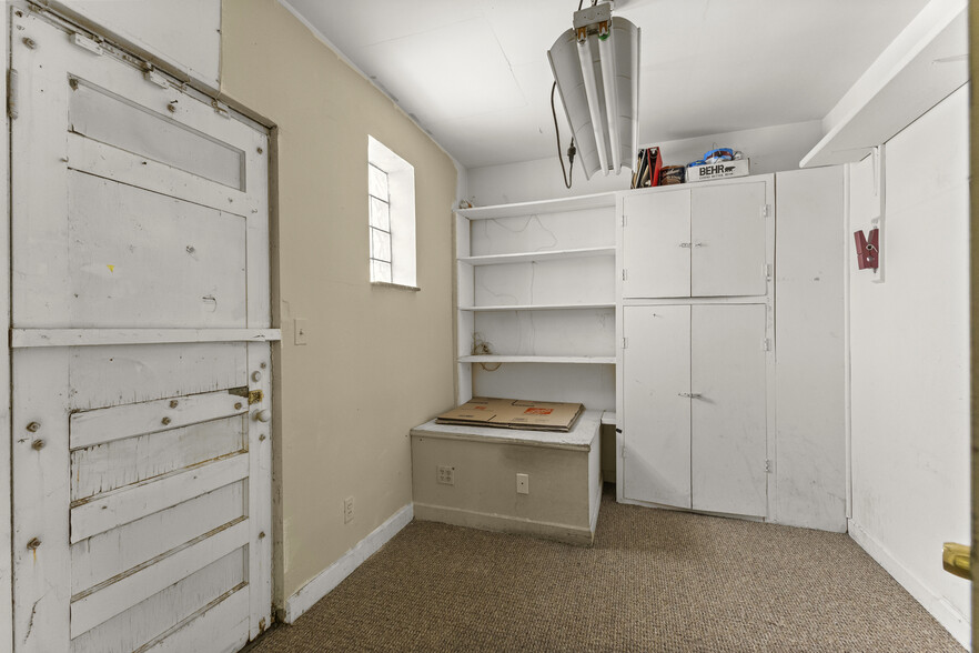 More Photos Of 10531 Wren St, Dearborn Bar For Sale