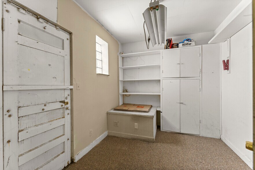 More Photos Of 10531 Wren St, Dearborn Bar For Sale