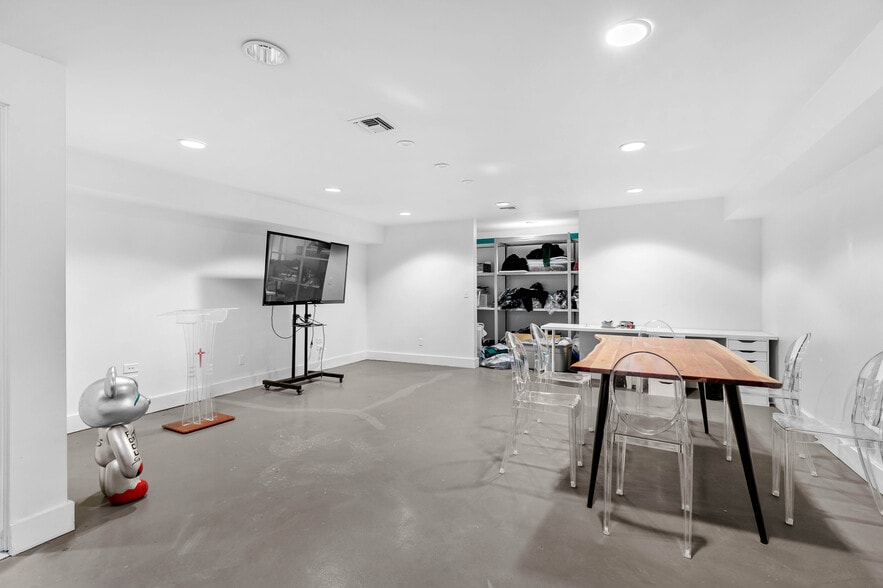 More Photos Of 9925 Commerce Ave, Tujunga Storefront For Sale