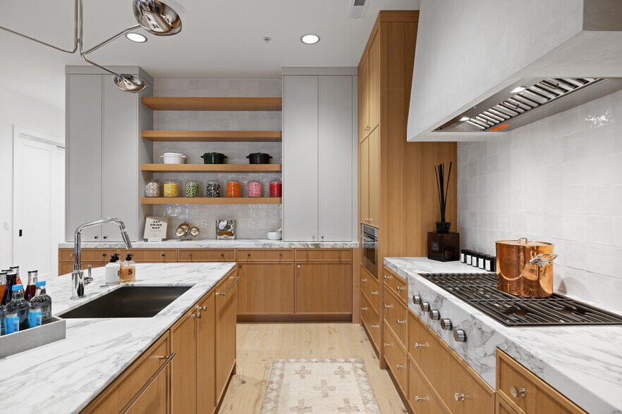 More Photos Of 4554 Forestdale Dr, Park City Light Manufacturing For Sale