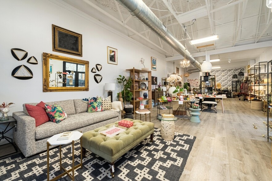 More Photos Of 330 W Mercer St, Dripping Springs Freestanding For Lease